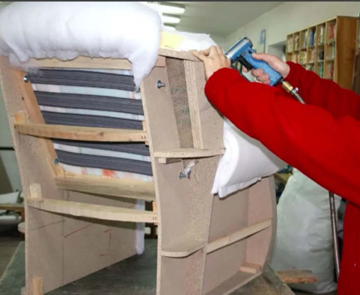 Перетяжка кресла в Москве | Обивка по цене от 900 рублей