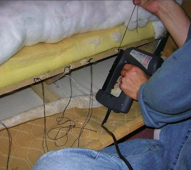 Перетяжка углового дивана в Москве | Цена от 8000 рублей